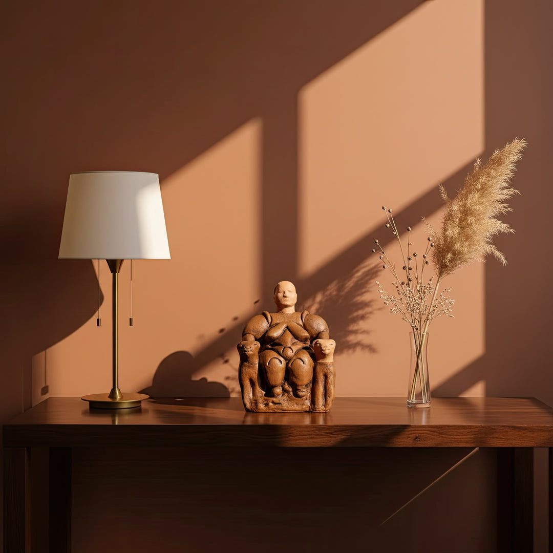 EN:
“Cybele Statue displayed in a boho-style living room with dried flowers and candles — blending Neolithic art with contemporary interior aesthetics.”
TR:
“Kuru çiçekler ve mumlarla çevrili boho tarzı bir oturma odasında sergilenen Kibele heykeli; Neolitik sanatı modern iç mekân estetiğiyle birleştiriyor.”