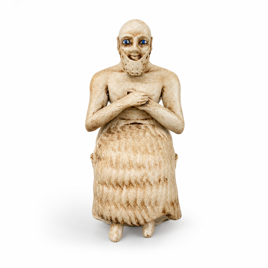 Ebih-Il Sümer Heykeli replikası ön görünüm, Louvre Müzesi referanslı antik Mezopotamya adak heykeli, museum-quality arkeolojik dekor objesi, dark academia ve tarihi kitaplık dekorasyonu için taş dokulu Sümer figürü by ArkeoArt.