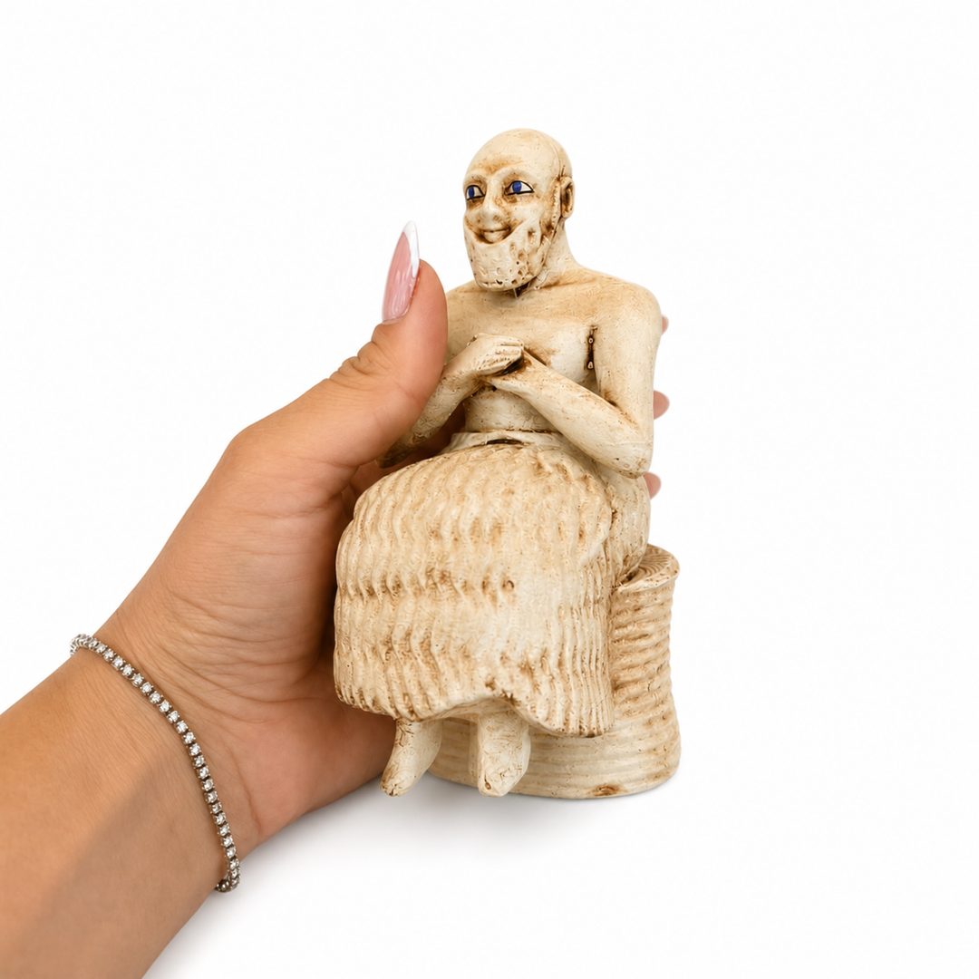 Kadın eliyle tutulan Ebih-Il Sümer Heykeli replikası ölçek görünümü, Louvre Müzesi referanslı antik Mezopotamya dekor objesi, koleksiyon rafları ve dark academia yaşam alanları için taş dokulu tarihi heykel by ArkeoArt.