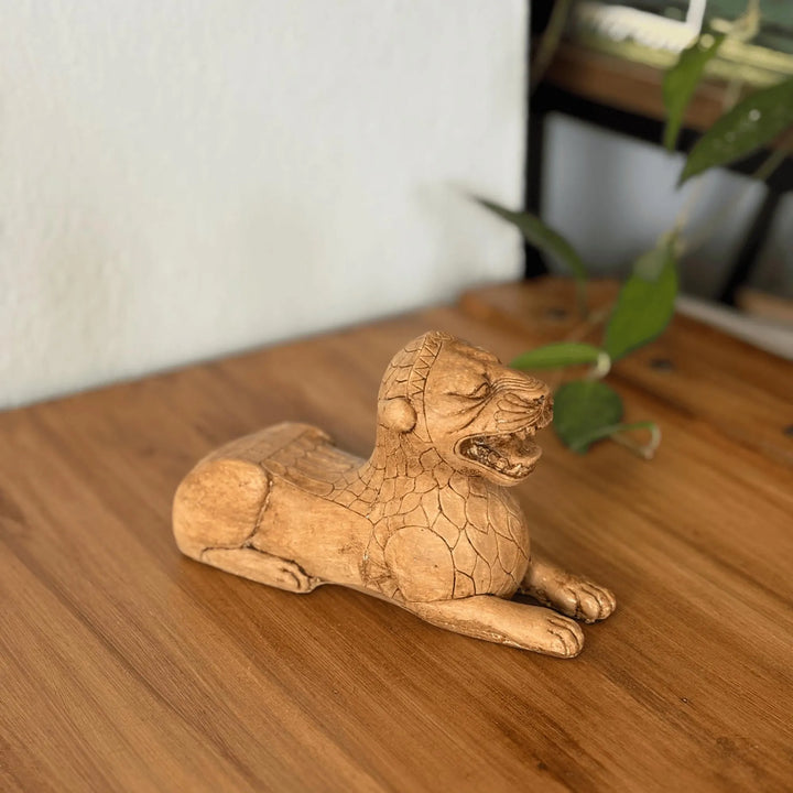 “The Urartian Lion Guardian displayed in a boho-style living room beside books and plants — blending ancient Mesopotamian symbolism with modern home decor aesthetics.”
TR:
“Kitaplar ve bitkilerle çevrili boho tarzı bir oturma odasında sergilenen Urartu Aslanı heykeli; antik Mezopotamya sembolizmini modern ev dekor estetiğiyle birleştiriyor.”