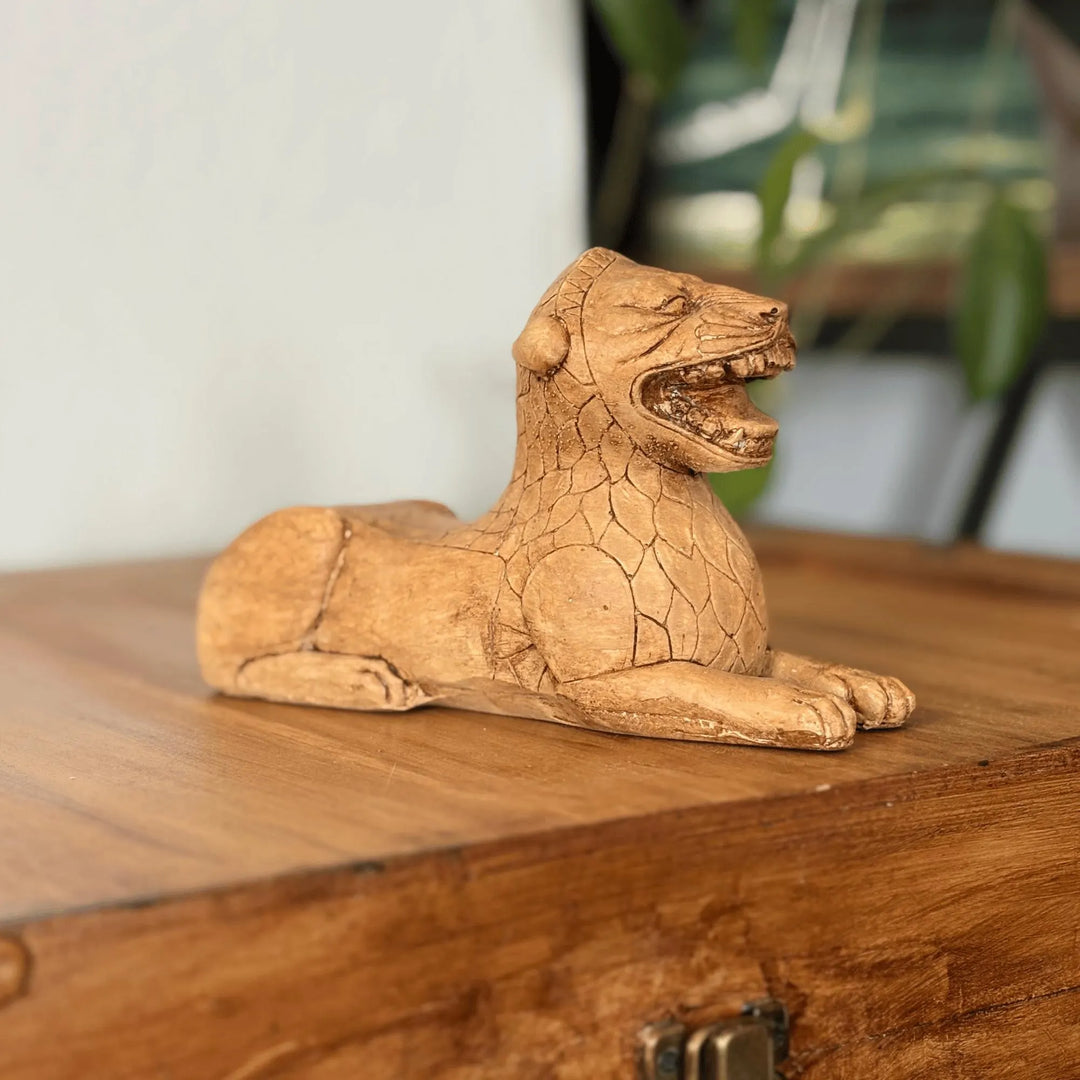 “The Urartian Lion Guardian displayed in a boho-style living room beside books and plants — blending ancient Mesopotamian symbolism with modern home decor aesthetics.”
TR:
“Kitaplar ve bitkilerle çevrili boho tarzı bir oturma odasında sergilenen Urartu Aslanı heykeli; antik Mezopotamya sembolizmini modern ev dekor estetiğiyle birleştiriyor.”