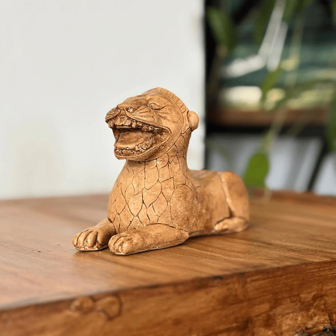 “The Urartian Lion Guardian displayed in a boho-style living room beside books and plants — blending ancient Mesopotamian symbolism with modern home decor aesthetics.”
TR:
“Kitaplar ve bitkilerle çevrili boho tarzı bir oturma odasında sergilenen Urartu Aslanı heykeli; antik Mezopotamya sembolizmini modern ev dekor estetiğiyle birleştiriyor.”