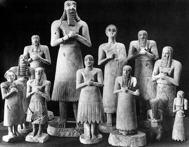 Tell Asmar orijinal kazı sahnesi – 1933 Oriental Institute arkeolojik keşfi, Sümer ibadet figürlerinin sıralı tapınma dizilimi.