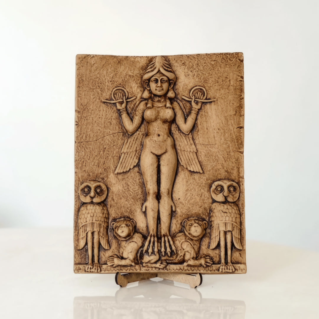 Gecenin Kraliçesi rölyefi replikası ön görünüm beyaz arka plan ürün fotoğrafı. Mezopotamya sanatının en ünlü eserlerinden biri olan Burney Relief’ten ilham alınarak üretilmiş bu Queen of the Night relief heykeli, kanatlı tanrıça figürü, iki aslan ve iki baykuş ile tasvir edilen ikonik Mezopotamya tanrıça kabartmasını temsil eder. ArkeoArt tarafından üretilmiş bu Mesopotamian goddess relief replica, arkeoloji ve mitoloji koleksiyonları için müze tarzı bir antik sanat objesidir.