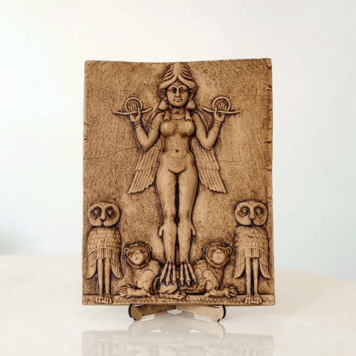 Gecenin Kraliçesi rölyefi replikası ön görünüm beyaz arka plan ürün fotoğrafı. Mezopotamya sanatının en ünlü eserlerinden biri olan Burney Relief’ten ilham alınarak üretilmiş bu Queen of the Night relief heykeli, kanatlı tanrıça figürü, iki aslan ve iki baykuş ile tasvir edilen ikonik Mezopotamya tanrıça kabartmasını temsil eder. ArkeoArt tarafından üretilmiş bu Mesopotamian goddess relief replica, arkeoloji ve mitoloji koleksiyonları için müze tarzı bir antik sanat objesidir.