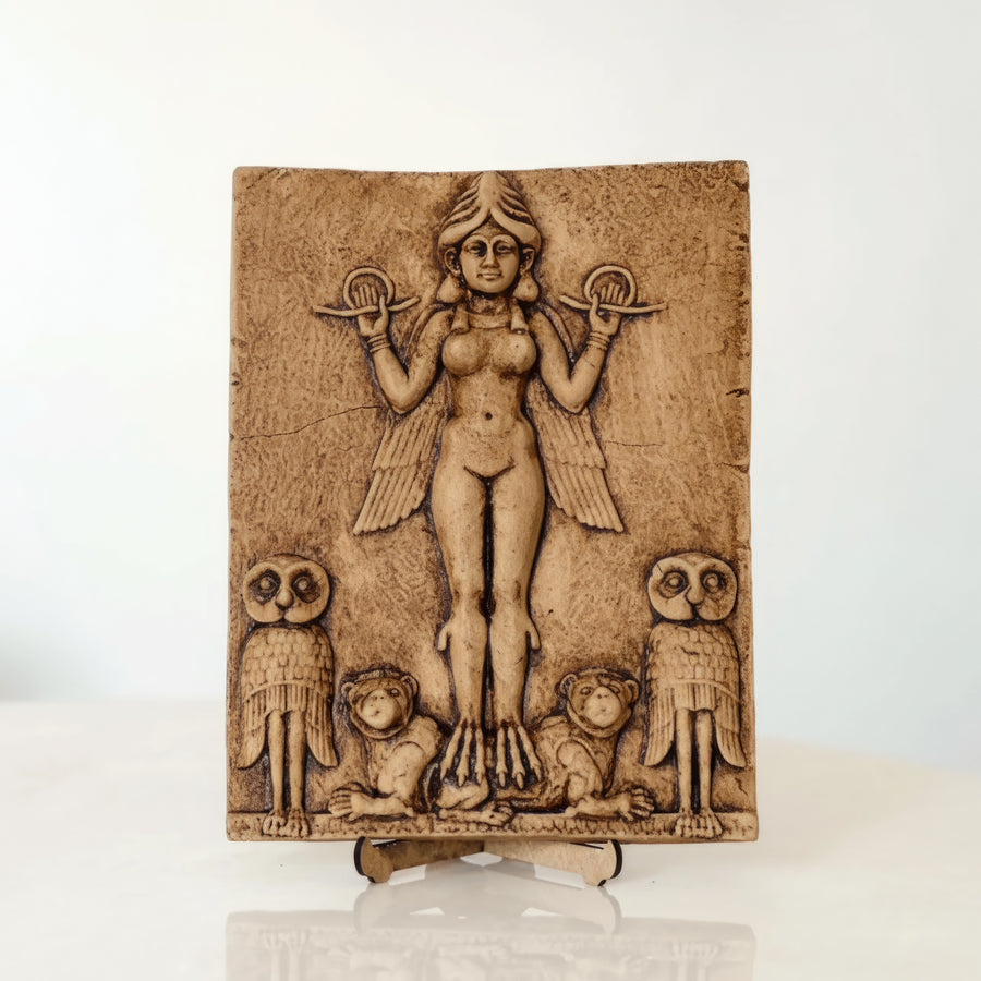 Gecenin Kraliçesi rölyefi replikası ön görünüm beyaz arka plan ürün fotoğrafı. Mezopotamya sanatının en ünlü eserlerinden biri olan Burney Relief’ten ilham alınarak üretilmiş bu Queen of the Night relief heykeli, kanatlı tanrıça figürü, iki aslan ve iki baykuş ile tasvir edilen ikonik Mezopotamya tanrıça kabartmasını temsil eder. ArkeoArt tarafından üretilmiş bu Mesopotamian goddess relief replica, arkeoloji ve mitoloji koleksiyonları için müze tarzı bir antik sanat objesidir.