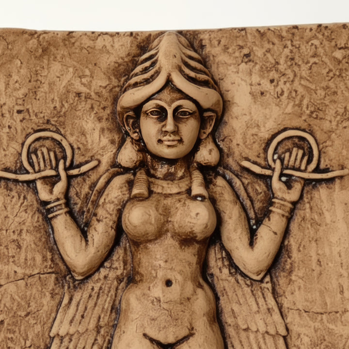 Gecenin Kraliçesi rölyefi üst bölüm makro detay fotoğrafı. Burney Relief olarak bilinen ünlü Mezopotamya tanrıça kabartmasının kanatlı figürünü ve baş kısmını gösteren yakın çekim görüntü. Queen of the Night relief heykelinin detaylı yüzey dokusu ve patina işçiliği ArkeoArt atölyesinde hazırlanmıştır. Mezopotamya mitolojisinin güçlü ikonografisini yansıtan bu Mesopotamian goddess relief replica, arkeoloji ve mitoloji koleksiyonları için dikkat çekici bir antik sanat objesidir.