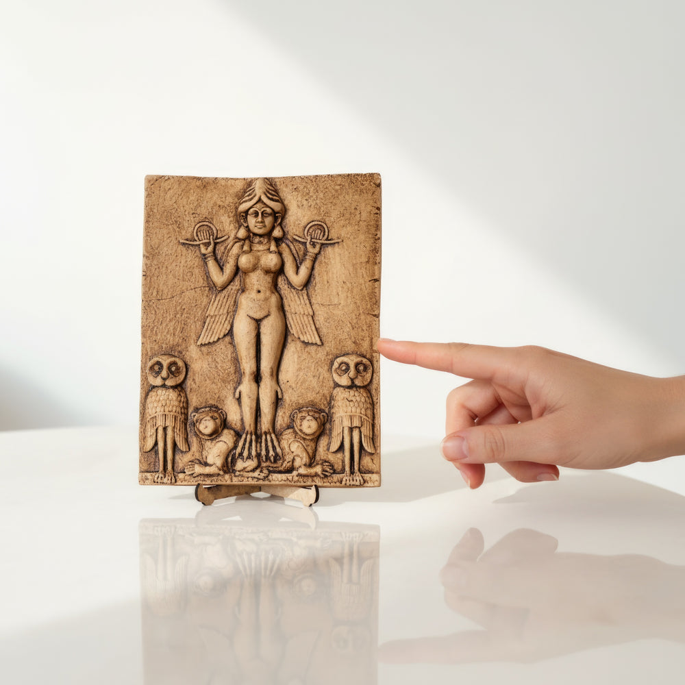 Gecenin Kraliçesi rölyefi el ile tutulan ölçek görseli. Burney Relief’ten ilham alan bu Mezopotamya tanrıça kabartması, kanatlı tanrıça figürü ve detaylı patina yüzeyiyle dikkat çeker. ArkeoArt atölyesinde üretilen Queen of the Night relief replica, antik Babil dönemine ait ikonografiyi yansıtan koleksiyonluk bir arkeolojik heykeldir. Ölçek gösteren bu fotoğraf, Gecenin Kraliçesi heykelinin gerçek boyutlarını ve detaylarını göstermektedir.