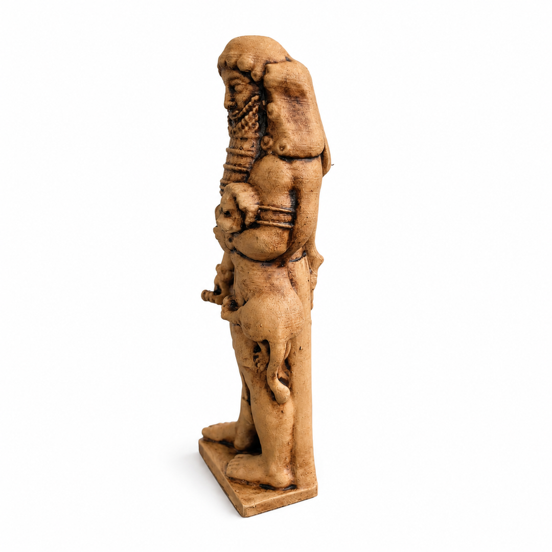 Gılgamış heykelinin beyaz arka planda yan profil görünümü. Güçlü sakal detayları, aslan figürü ve taş dokulu aged surface yapısıyla antik Mezopotamya sanatından ilham alan museum-quality Sümer kralı heykelciği by ArkeoArt