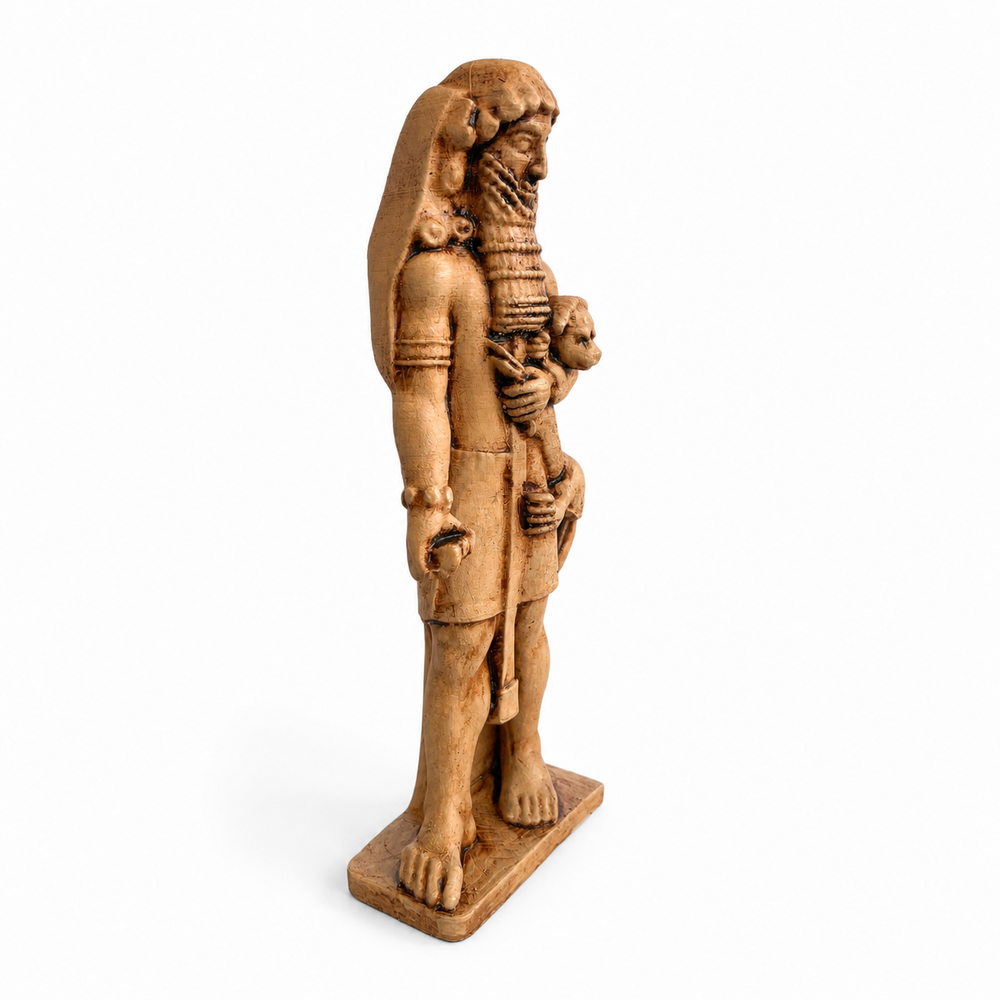 Aslanlı Gılgamış heykelinin beyaz arka planda çapraz açıdan görünümü. Sümer uygarlığı ve Mezopotamya mitolojisini temsil eden bu collectible sculpture; dark academia, museum decor ve antik uygarlık koleksiyonları için güçlü atmosfer oluşturan sanat objesidir by ArkeoArt