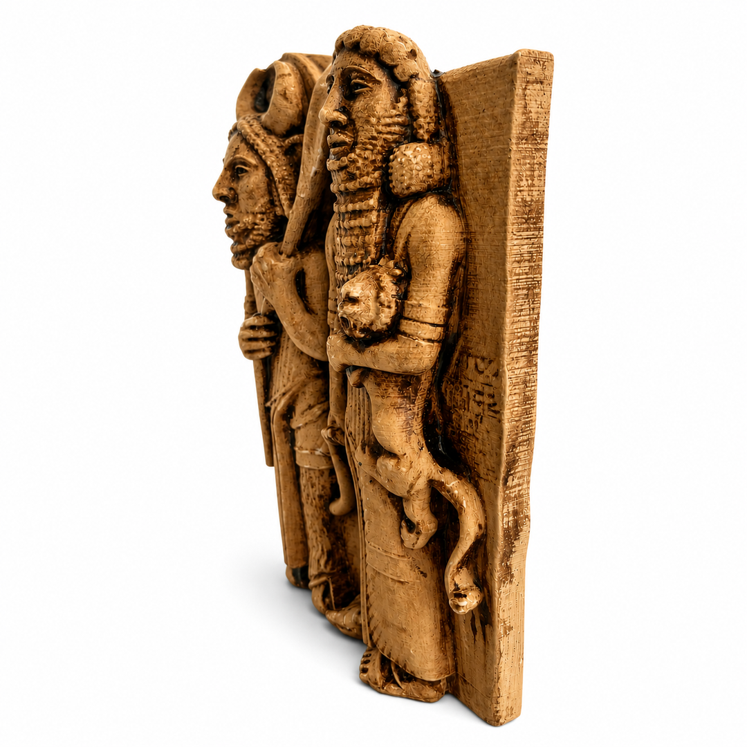 Gılgamış & Enkidu rölyefinin beyaz arka planda yan profil görünümü. Stilize Mezopotamya yüz detayları, taş dokulu aged surface yapısı ve antik Sümer sanatından ilham alan kompozisyonuyla museum-style arkeolojik replika dekor objesi by ArkeoArt