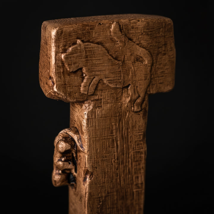 “Close-up shot of engraved animal motifs on the Göbekli Tepe pillar — featuring fox and bird reliefs inspired by Neolithic Anatolian art.”
TR:
“Göbekli Tepe sütunundaki hayvan kabartmalarının yakın planı; Neolitik Anadolu sanatından esinlenen tilki ve kuş rölyeflerini gösteriyor.”