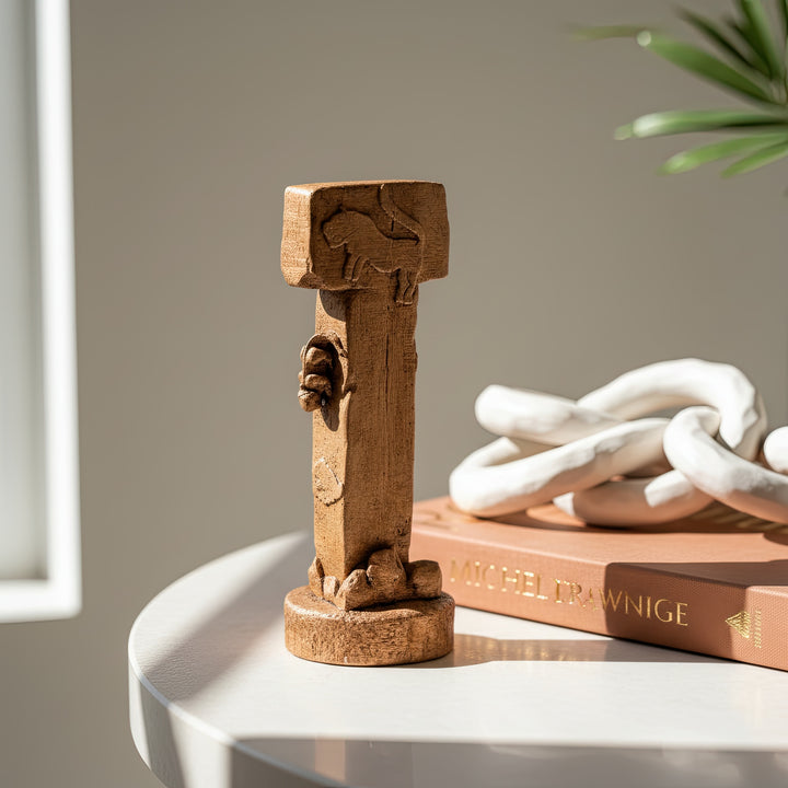 “Göbekli Tepe Replica placed in a boho-style living room beside candles and dried flowers — blending ancient spirituality with modern home aesthetics.”
TR:
“Mumlar ve kuru çiçeklerle çevrili boho tarzı bir oturma odasında sergilenen Göbekli Tepe replikası; antik spiritüelliği modern ev estetiğiyle harmanlıyor.”