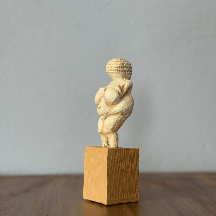 Paleolitik çağın en ikonik kadın figürü: 25.000 yıllık Willendorf Venüsü. El yapımı, taş görünümlü yüzeyi ve kutsal doğurganlık sembolü. by ArkeoArt