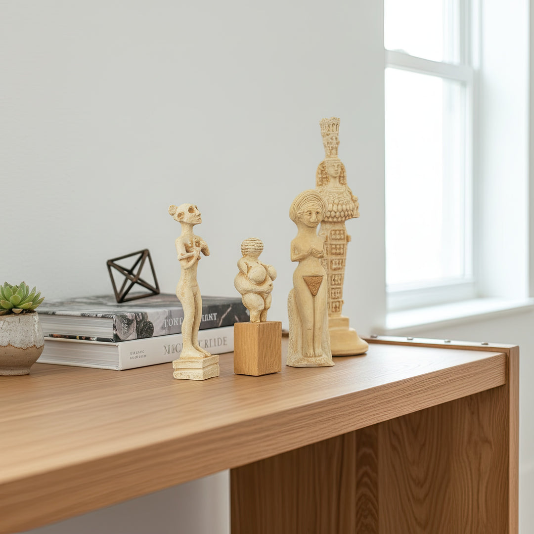 “Divine Feminine Goddess Set arranged on a wooden home table with warm natural light — handmade sculptures blending spirituality, archaeology, and boho decor.”
(Türkçe)
“Sıcak doğal ışıkta ahşap masa üzerinde düzenlenmiş Dört Tanrıça Seti — spiritüellik, arkeoloji ve boho dekoru birleştiren el yapımı heykelcikler.”