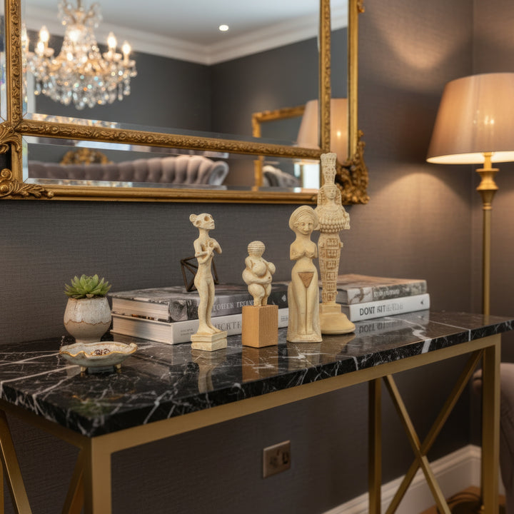 “Divine Feminine Goddess Set on a home table under warm evening light — cozy spiritual interior decor showcasing handmade archaeological art.”
(Türkçe)
“Sıcak akşam ışığı altında masa üzerinde Dört Tanrıça Seti — el yapımı arkeolojik sanatı ve spiritüel ev atmosferini yansıtan zarif bir dekor.”