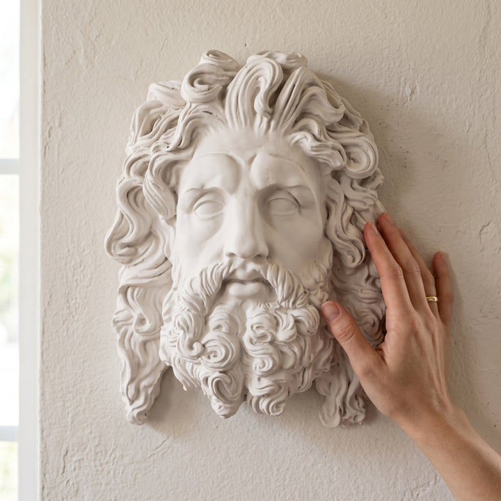 ArkeoArt Hades Duvar Büstü elde tutularak gerçek boyutu, taş dokusu ve detaylı yüz işçiliği gösteriliyor. Antik Yunan mitolojisinin Yeraltı Tanrısı Hades'ten ilham alınarak hazırlanan bu el yapımı müze replikası; Yunan mitolojisi, tarih, arkeoloji ve mitolojik heykel koleksiyonları için dikkat çekici bir sanat eseridir.