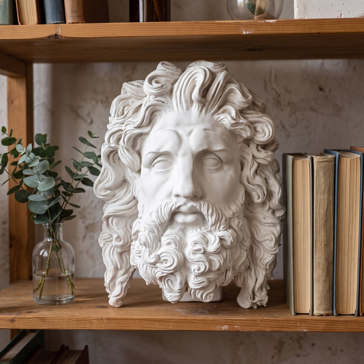 ArkeoArt Hades Duvar Büstü çalışma masası üzerinde tarih kitapları, seramik objeler ve klasik dekorasyon unsurlarıyla sergileniyor. Antik Yunan'ın Yeraltı Tanrısı Hades'i temsil eden bu müze kalitesindeki duvar büstü; Yunan mitolojisi, arkeoloji, klasik sanat ve mitolojik koleksiyonlara ilgi duyanlar için güçlü karaktere sahip özel bir koleksiyon parçasıdır.