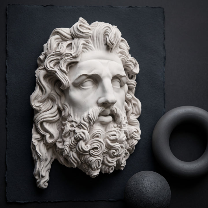 ArkeoArt Hades Duvar Büstü; doğal taş objeler, antik kitaplar, seramik vazolar, keten dokular ve sıcak toprak tonlarıyla hazırlanmış Pinterest stilinde estetik bir yaşam alanında sergileniyor. Antik Yunan mitolojisinin Yeraltı Tanrısı Hades'i temsil eden bu müze replikası; tarih, arkeoloji, klasik sanat ve mitolojik dekorasyon sevenler için ilham veren bir koleksiyon eseridir.