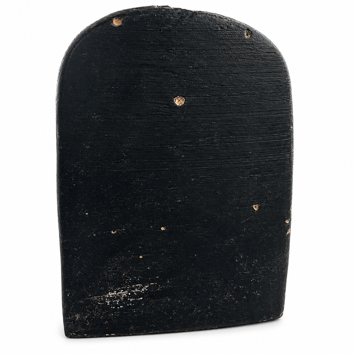 Hammurabi Kanunları rölyef heykelinin beyaz arka planda arka taraf görünümü. Taş dokulu yüzeyi ve aged finish detaylarıyla antik Mezopotamya eser estetiğini yansıtan museum-quality Babil dekor objesi. Koleksiyonluk arkeolojik replika ve tarih temalı sanat çalışması by ArkeoArt