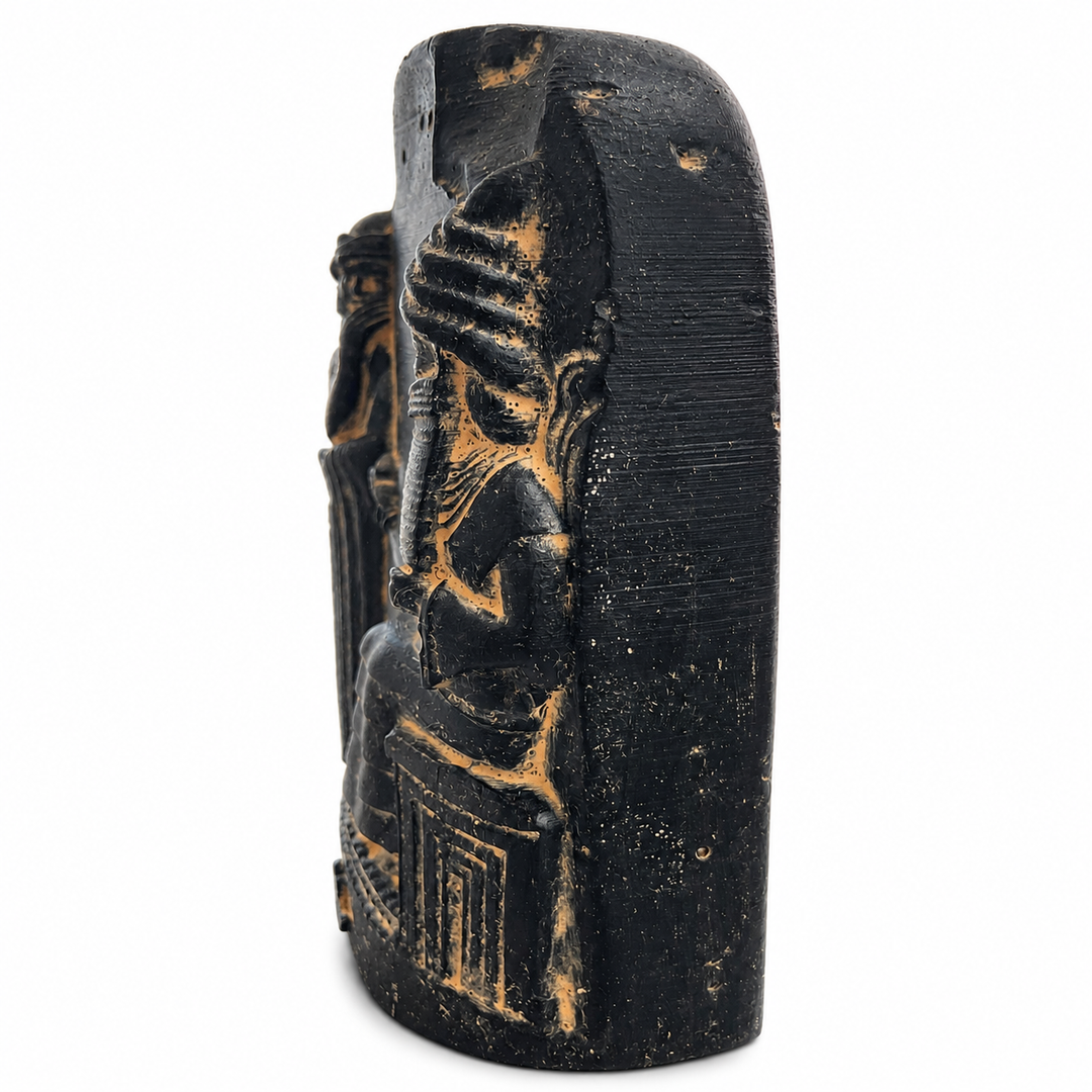 Hammurabi Kanunları Steli rölyefinin beyaz arka planda yan profil görünümü. Siyah bazalt taş hissi veren yüzeyiyle Babil sanatı ve Mezopotamya arkeolojisinden ilham alan museum-style dekoratif heykel. Dark academia ve tarih odaklı yaşam alanları için tasarlanmış koleksiyon objesi by ArkeoArt