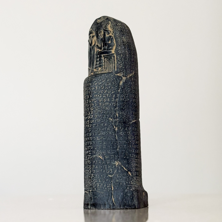“Handcrafted Hammurabi Code Stele replica photographed against a clean white background — detailed Babylonian cuneiform tablet sculpture symbolizing the first written law in human history. A museum-quality replica ideal for collectors, history lovers, and minimalist interiors.”

TR:
“Beyaz arka plan önünde stüdyo ışığıyla çekilmiş el yapımı Hammurabi Kanunları Steli replikası — insanlık tarihinin ilk yazılı yasasını simgeleyen detaylı Babil çivi yazılı tablet heykeli. Koleksiyonerler, tarih severler ve mini