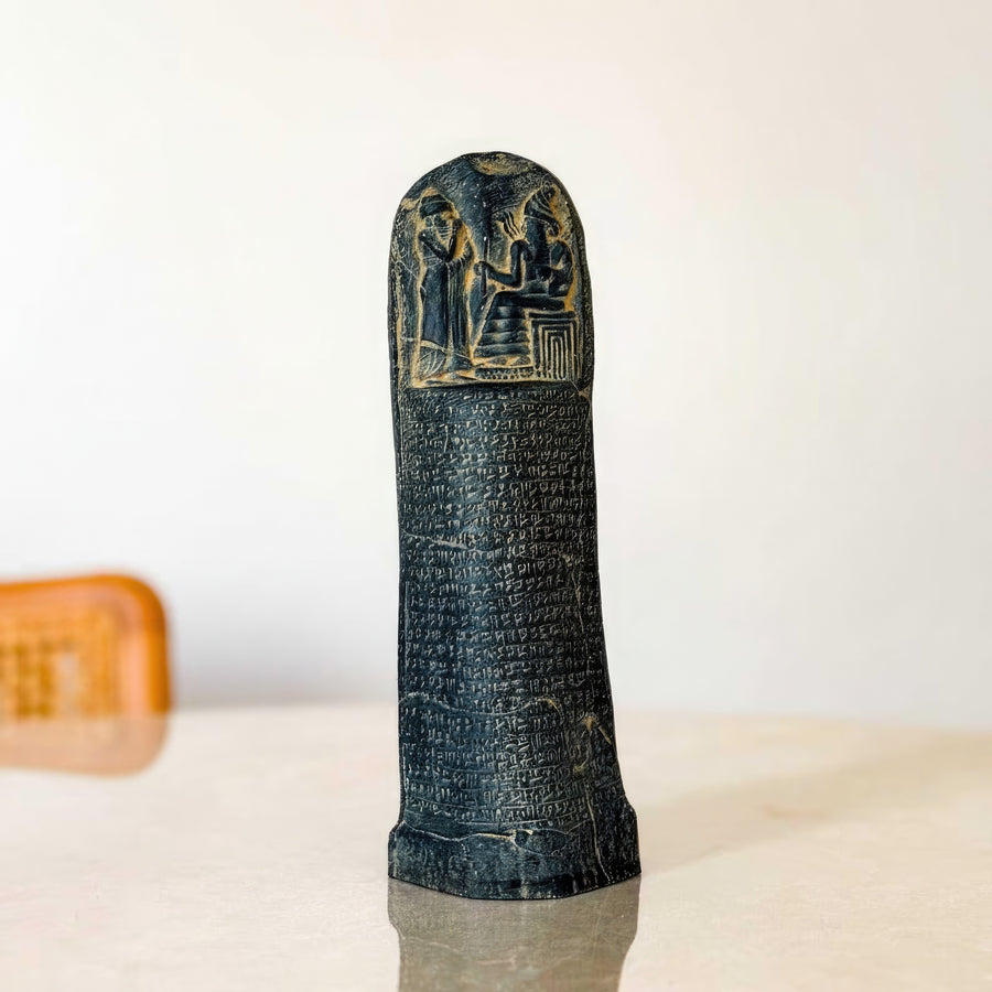 “Front-facing view of the handmade Hammurabi Code Stele replica under warm lighting — a detailed Babylonian cuneiform tablet sculpture handcrafted by ArkeoArt. Museum-quality Mesopotamian art symbolizing ancient justice, wisdom, and the world’s first written law.”
TR:
“Sıcak ışık altında ön açıdan çekilmiş el yapımı Hammurabi Kanunları Steli replikası — ArkeoArt tarafından hazırlanmış detaylı bir Babil çivi yazılı tablet heykeli. Antik adaleti, bilgeliği ve dünyanın ilk yazılı yasasını simgeleyen müze kalit