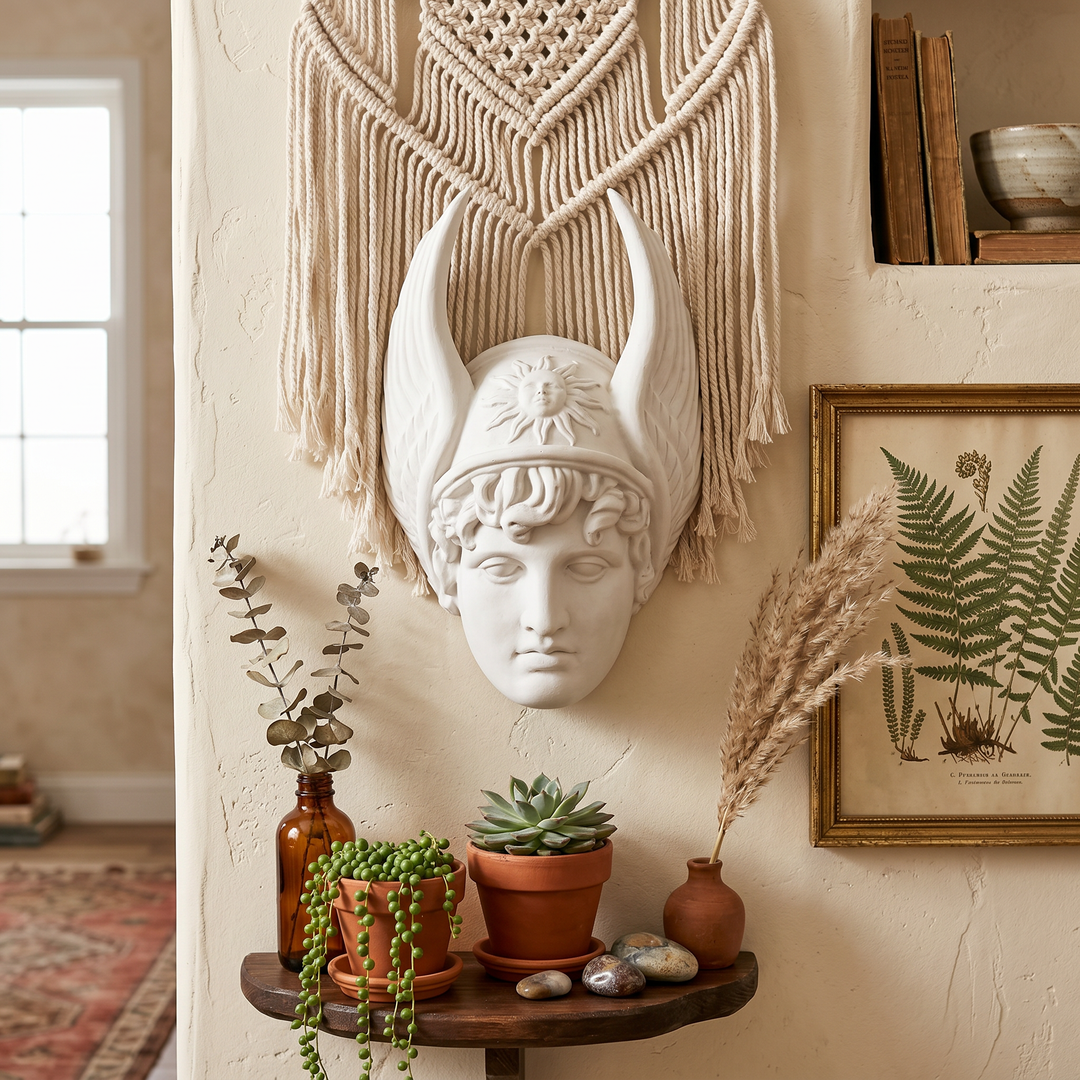 ArkeoArt Hermes Duvar Büstü, boho tarzı doğal taş dokulu duvarda modern ve tarih temalı dekorasyonla birlikte sergileniyor. Kanatlı miğferiyle tanınan Antik Yunan tanrısı Hermes'i temsil eden bu müze kalitesindeki duvar heykeli; mitoloji koleksiyonları, klasik sanat, arkeoloji ve Yunan mitolojisi sevenler için dikkat çekici bir sanat eseridir.2