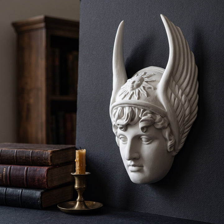 ArkeoArt Hermes Duvar Büstü, doğal taş objeler, antik kitaplar, keten dokular ve sıcak toprak tonlarıyla hazırlanmış Pinterest tarzı estetik bir yaşam alanında sergileniyor. Antik Yunan'ın haberci tanrısı Hermes'ten ilham alan bu el yapımı müze replikası; Yunan mitolojisi, klasik sanat, arkeoloji ve tarih temalı dekorasyon sevenler için zamansız bir koleksiyon eseridir.