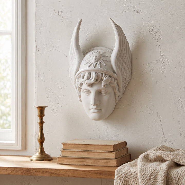 ArkeoArt Hermes Duvar Büstü, boho tarzı doğal taş dokulu duvarda modern ve tarih temalı dekorasyonla birlikte sergileniyor. Kanatlı miğferiyle tanınan Antik Yunan tanrısı Hermes'i temsil eden bu müze kalitesindeki duvar heykeli; mitoloji koleksiyonları, klasik sanat, arkeoloji ve Yunan mitolojisi sevenler için dikkat çekici bir sanat eseridir.