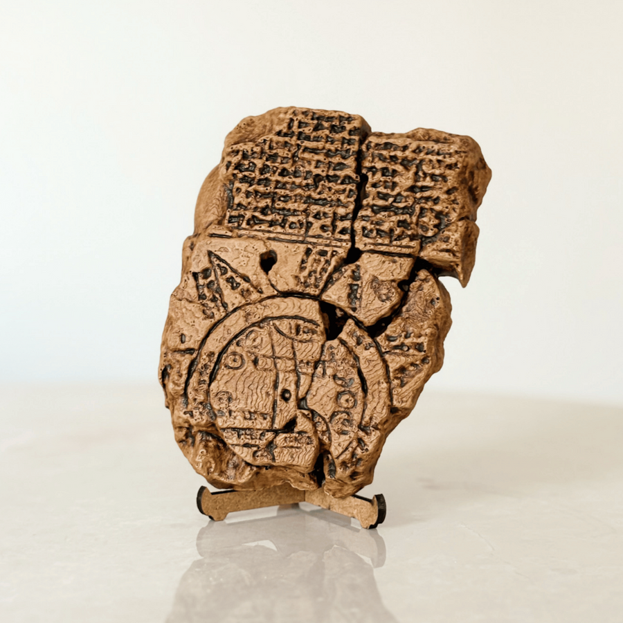 Imago Mundi – Babil Dünya Haritası replikası, önden tam görünüm. El yapımı, çivi yazılı detaylarla bezenmiş, dairesel kil tablet görünümlü antik harita. Müze kalitesinde, koleksiyonluk Mezopotamya dekor objesi. Ruhsal, tarihi ve kültürel anlamlar taşıyan nadir bir duvar veya altar süsü.
