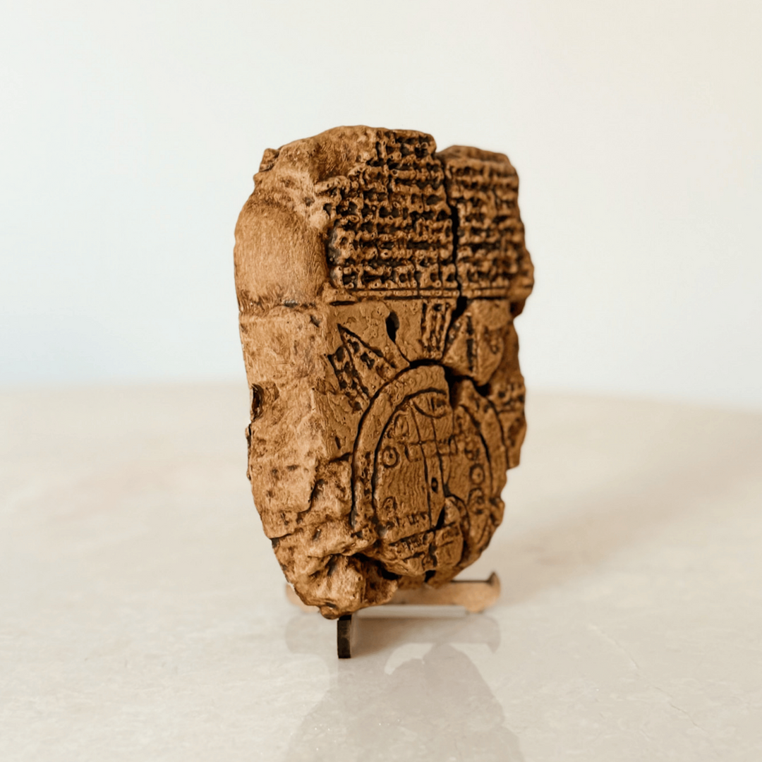 Imago Mundi Babil haritası replikasının yandan görünümü. 2,5 cm kalınlığı ve dokulu yüzeyiyle tabletin taş-kil hissi net şekilde algılanır. Dairesel formu ve çivi yazısı kabartmaları, antik Mezopotamya estetiğini yansıtır. El yapımı detaylar, objeyi koleksiyonluk ve dekoratif bir tarihi eser haline getirir.
