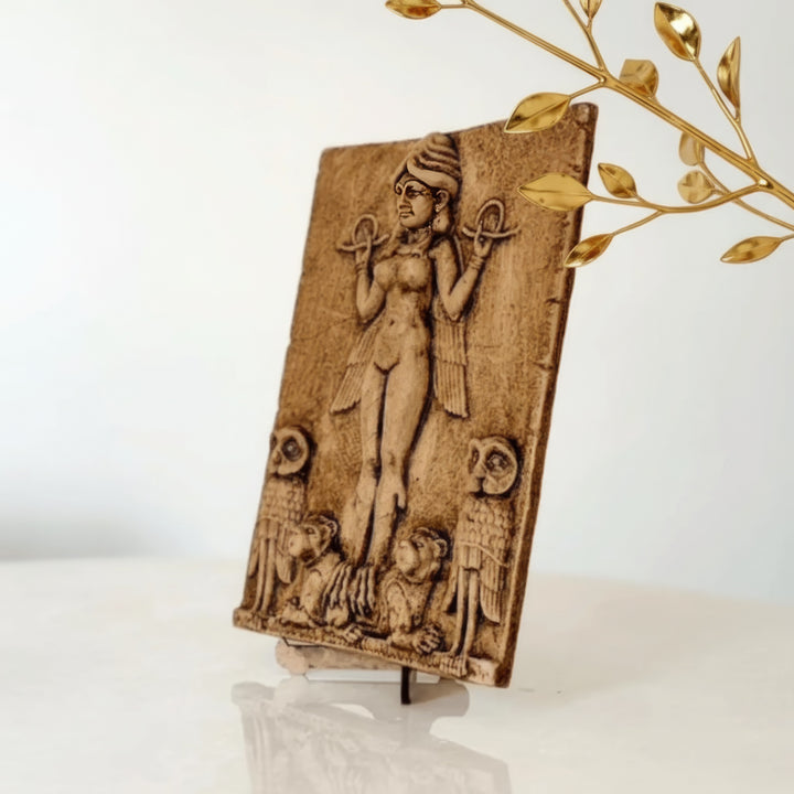 Gecenin Kraliçesi rölyefi çapraz açıdan çekilmiş ürün fotoğrafı. Mezopotamya tanrıça figürünün kanatları, baykuşları ve aslan kabartmalarını gösteren Burney Relief replikası detaylı yüzey dokusuyla görülmektedir. ArkeoArt Queen of the Night relief replica, antik Babil dönemine ait ikonografiyi yansıtan müze kalitesinde bir Mesopotamian goddess sculpture olarak arkeoloji koleksiyonları için üretilmiştir.
