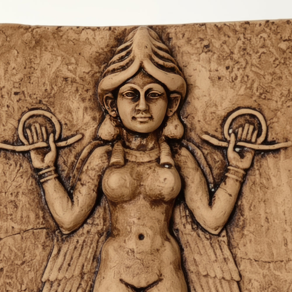 “Close-up of the upper section of the Ishtar relief showing intricate wings, crown, and celestial symbols from ancient Babylonian mythology.”
TR:
“İştar rölyefinin üst kısmının yakın planı; antik Babil mitolojisinden alınan ayrıntılı kanatlar, taç ve göksel semboller gösteriliyor.”