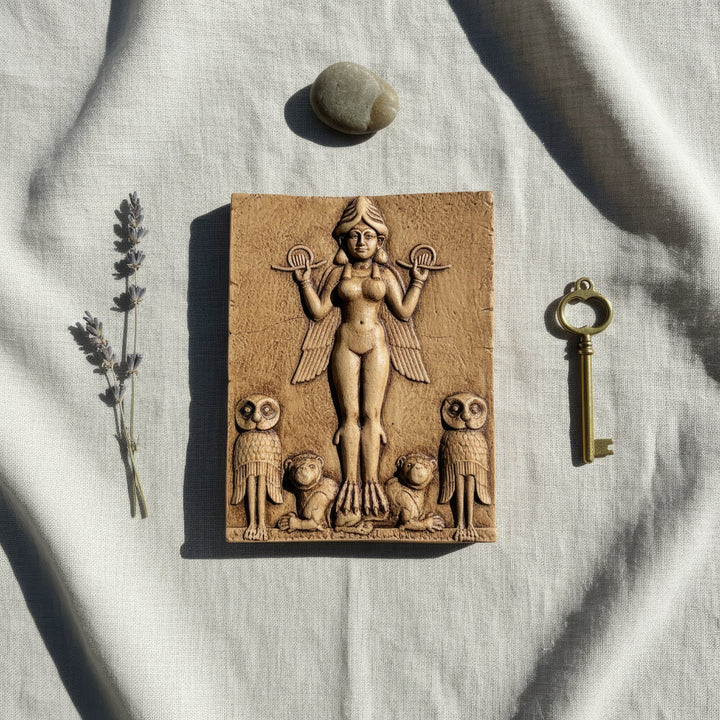 “Top-down view of the Inanna-Ishtar Relief with decorative elements — showcasing its symmetrical composition and ancient temple inspiration.”
TR:
“Süsleyici objelerle birlikte tepeden çekilmiş İnanna–İştar rölyefi; simetrik kompozisyonunu ve antik tapınak esintisini sergiliyor.”