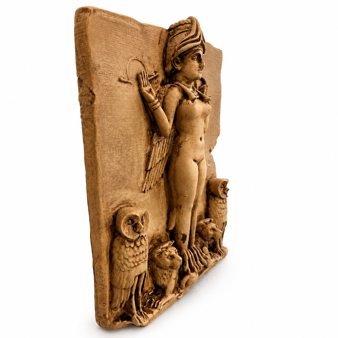 İştar rölyef heykelinin çapraz açıdan görünümü. Burney Relief estetiğinden ilham alan bu Mezopotamya tanrıçası heykeli; baykuş, aslan ve kanat sembolleriyle antik Babil ve Sümer sanatını modern museum-style dekor anlayışıyla buluşturan koleksiyonluk sanat objesidir by ArkeoArt
