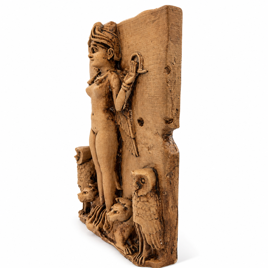 Queen of the Night rölyefinin beyaz arka planda yan profil görünümü. Taş dokulu aged surface yapısı ve Mezopotamya tanrıça kompozisyonuyla dikkat çeken bu decorative relief; sacred feminine, mythology decor ve dark academia koleksiyon estetiği için tasarlanmıştır by ArkeoArt