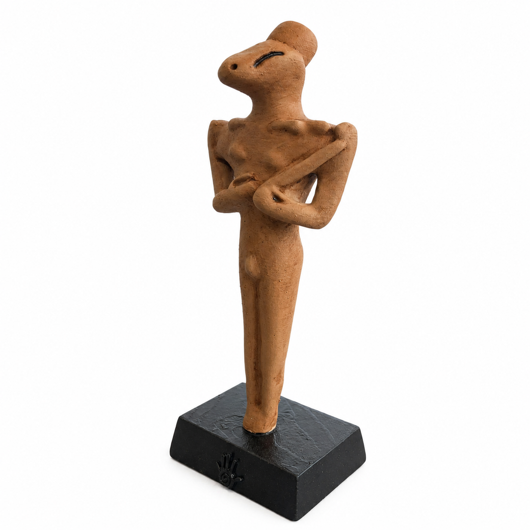 Kertenkele başlı ritüel figürünün çapraz açıdan görünümü. Ubaid kültürü prehistoric figür estetiğini taşıyan bu collectible sculpture; archaeology decor, ancient civilization ve dark academia yaşam alanları için güçlü atmosfer oluşturan sanat objesidir by ArkeoArt