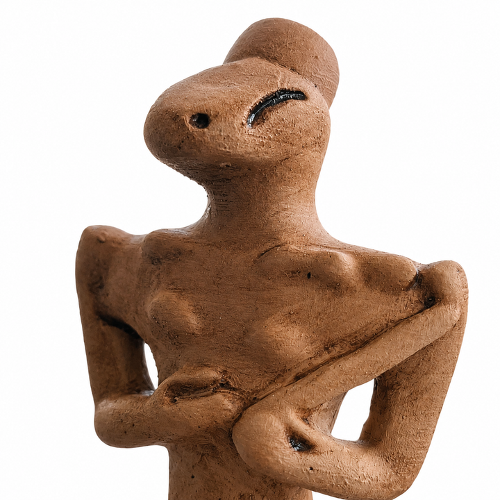 Ubaid ritüel figürünün makro detay görünümü. Kertenkele başlı prehistoric Mezopotamya heykelinin yüz dokusu, aged stone yüzeyi ve el işçiliği detaylarını gösteren bu collectible sculpture; ancient mystery ve museum-style dekor estetiğini yansıtır by ArkeoArt