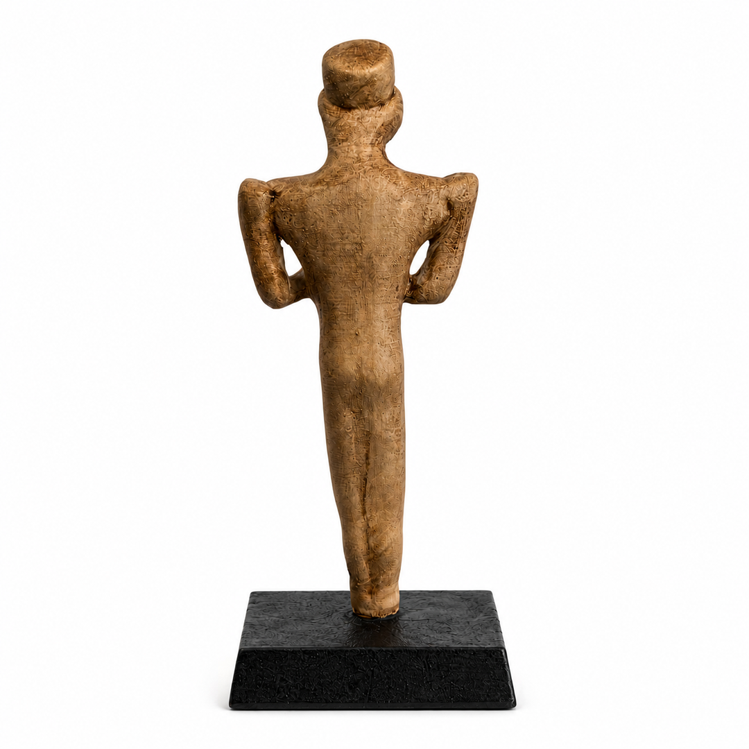 Ubaid Dönemi kertenkele başlı figürünün beyaz arka planda arka görünümü. Minimalist humanoid formu ve prehistoric ritual artifact estetiğiyle dikkat çeken bu Mezopotamya heykeli; dark academia ve ancient civilization dekorasyon konseptleri için özel tasarlanmıştır by ArkeoArt