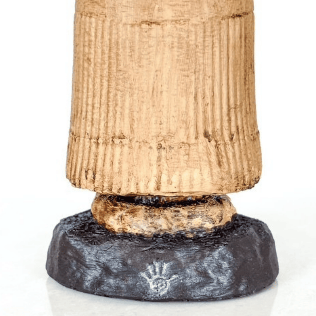 Figürün kaidesi, sağlamlığı ve sergileme estetiğini tamamlayıcı bir unsur olarak tasarlanmıştır. Denge sağlayan bu kaide, ürünün koleksiyonlarda, raflarda veya altar alanlarında güvenle sergilenmesini mümkün kılar. El işçiliği eskitme dokular, tarihi eser hissiyatını modern mekânlara taşır.