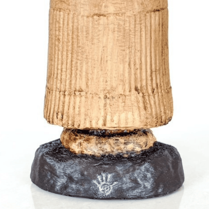 Figürün kaidesi, sağlamlığı ve sergileme estetiğini tamamlayıcı bir unsur olarak tasarlanmıştır. Denge sağlayan bu kaide, ürünün koleksiyonlarda, raflarda veya altar alanlarında güvenle sergilenmesini mümkün kılar. El işçiliği eskitme dokular, tarihi eser hissiyatını modern mekânlara taşır.