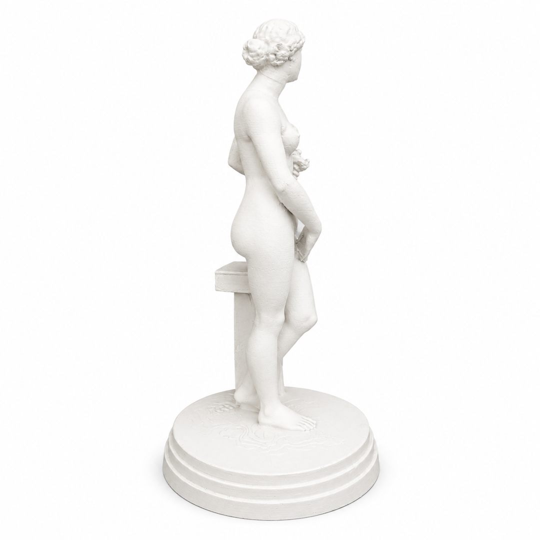 Knidos Afroditi Heykeli yan açıdan beyaz arka planda sergileniyor. Antik Yunan aşk tanrıçası Afrodit’in zarif silueti ve klasik heykel anatomisi detaylı şekilde görülüyor. Aphrodite statue replikası, dark academia dekorasyonu, sanat kitaplıkları ve mitolojik koleksiyon alanları için estetik bir atmosfer oluşturur.