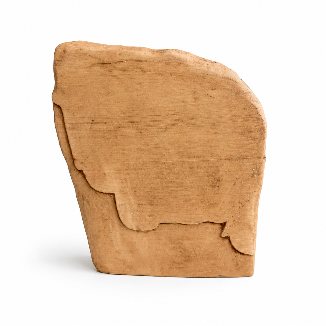 Kubaba Rölyefi’nin beyaz arka planda arka taraf görünümü. Taş dokulu aged surface yapısı ve antik Anadolu rölyef formuyla dikkat çeken bu collectible sculpture; Hitit ve Neo-Hitit sanatından ilham alan dekoratif kadın tanrıça heykelidir by ArkeoArt