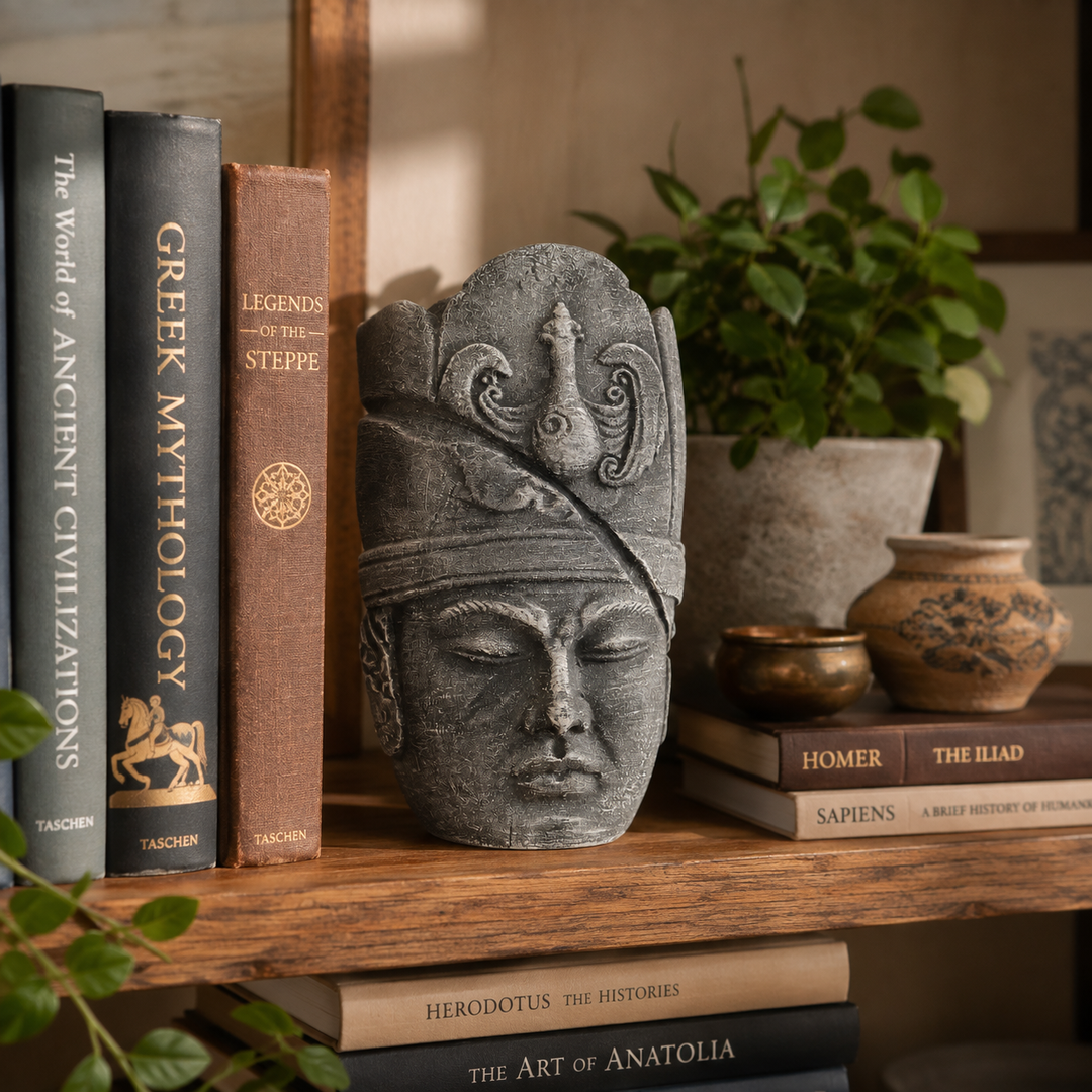 Kitaplık ve doğal tonlara sahip soft boho iç mekânda sergilenen Kül Tigin Büstü. Göktürk prensi ve komutanı Kül Tigin’in tarihsel tasvirinden ilham alan heykel; çalışma odası, kütüphane ve tarih koleksiyonlarında Antik Türk tarihi ile Orta Asya kültürünü yansıtan güçlü bir dekor oluşturuyor. Orhun Yazıtları, Göktürk tarihi ve arkeoloji meraklıları için koleksiyonluk Kül Tigin heykeli by ArkeoArt.