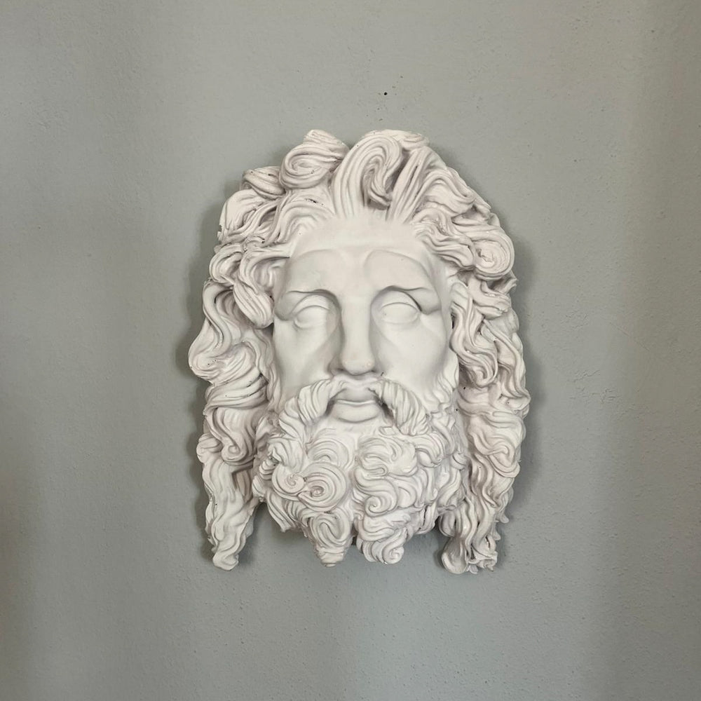 El yapımı Hades Duvar Büstü, antik Yunan mitolojisinin yeraltı tanrısının karanlık ihtişamını evinize taşır. Müze kalitesinde reçine malzeme ve el boyaması detaylarla üretilen bu özel eser, gotik ve pagan dekor sevenler için mükemmel bir seçimdir. ArkeoArt sanatçıları tarafından özenle hazırlanmış bu büst, mitoloji koleksiyoncuları, spiritüel dekor tutkunları ve antik sanat meraklıları için benzersiz bir atmosfer yaratır.