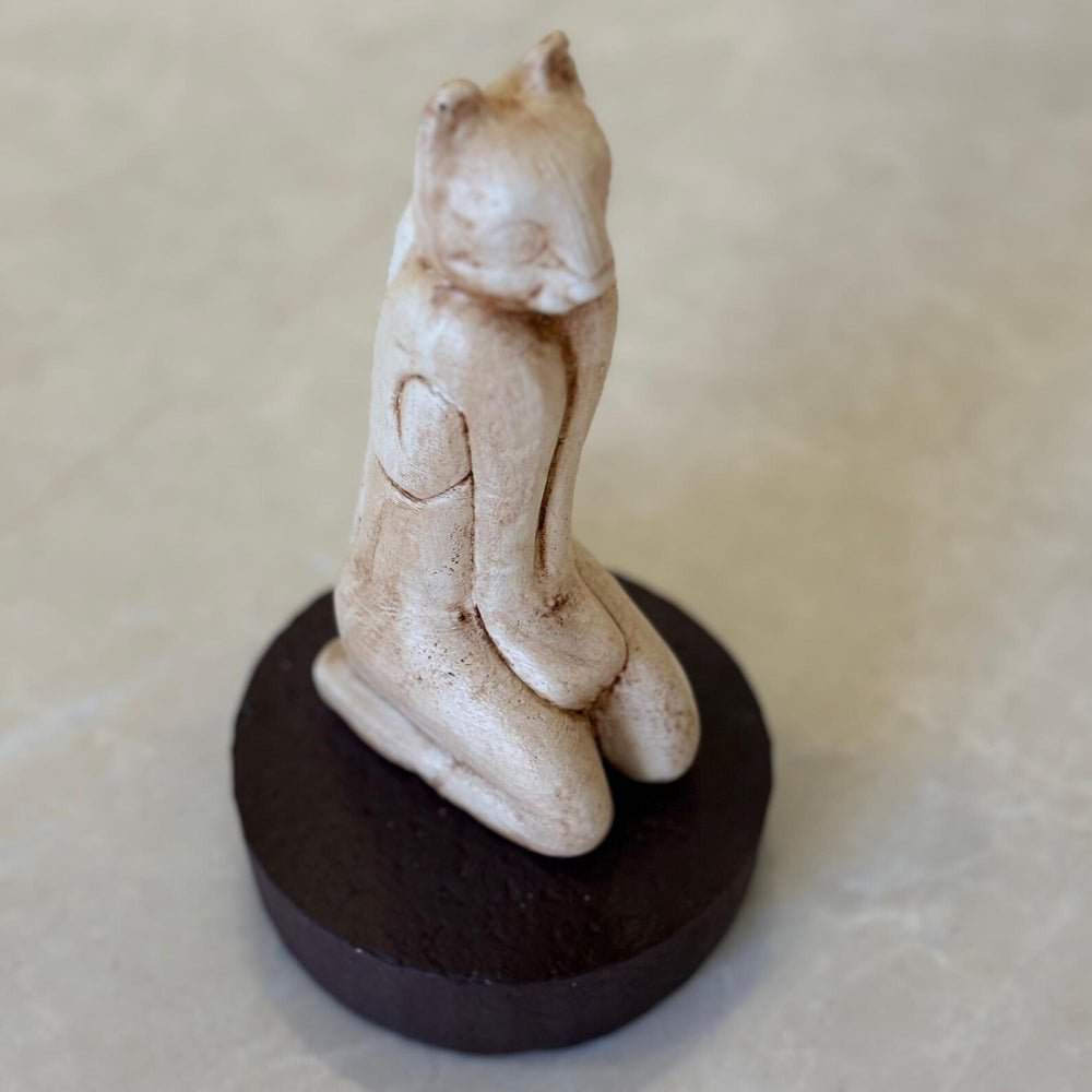 Marco Cat heykeli makro detay fotoğrafı. Antropomorfik kedi figürünün yüzey dokusunu ve patina detaylarını gösteren yakın çekim görüntü. ArkeoArt tarafından üretilmiş bu Calusa statue replica, Marco Island’da keşfedilen ünlü arkeolojik figürden ilham alır. Ahşap dokusunu andıran yüzeyiyle prehistoric american art ve anthropology koleksiyonları için dikkat çekici bir dekoratif eserdir.