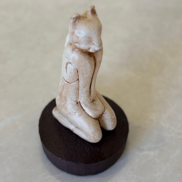 Marco Cat heykeli makro detay fotoğrafı. Antropomorfik kedi figürünün yüzey dokusunu ve patina detaylarını gösteren yakın çekim görüntü. ArkeoArt tarafından üretilmiş bu Calusa statue replica, Marco Island’da keşfedilen ünlü arkeolojik figürden ilham alır. Ahşap dokusunu andıran yüzeyiyle prehistoric american art ve anthropology koleksiyonları için dikkat çekici bir dekoratif eserdir.