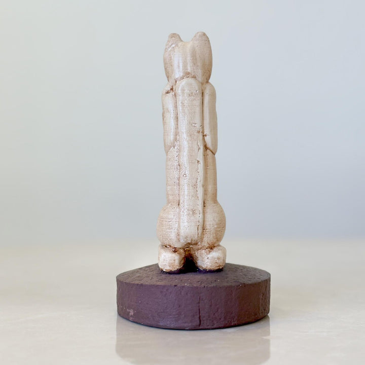 Marco Cat heykeli arka görünüm ürün fotoğrafı. Calusa kültürüne ait antropomorfik kedi figürünün arka formunu ve heykel detaylarını gösteren bu Marco Island artifact replica, yerli Amerikan arkeolojik sanatının nadir örneklerinden biridir. ArkeoArt tarafından üretilen bu ancient cat figure sculpture, arkeoloji koleksiyonları ve müze tarzı dekor için tasarlanmış kültürel bir sanat objesidir.