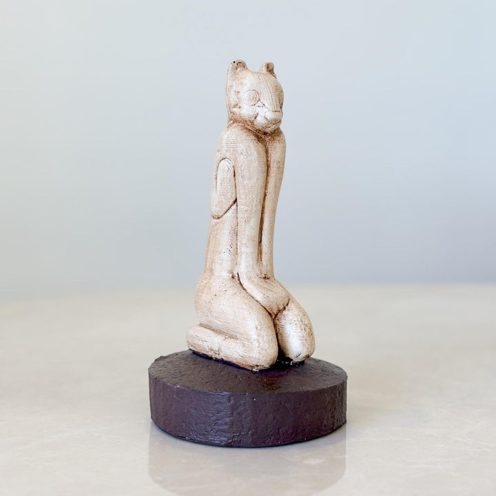 Marco Cat heykeli çapraz açıdan ürün fotoğrafı. Calusa kültürüne ait antropomorfik kedi figürünün formunu ve detaylarını gösteren bu Marco Island artifact replica, yerli Amerikan mitolojik sanatını temsil eder. ArkeoArt atölyesinde üretilen bu museum replica statue, antik kültür ve arkeoloji koleksiyonları için tasarlanmış dekoratif bir heykeldir.